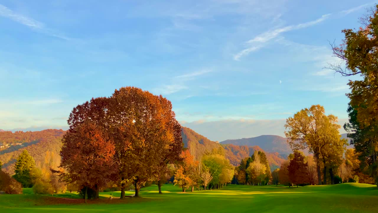 高尔夫球场8洞在秋天与山景在一个阳光明媚的日子视频下载