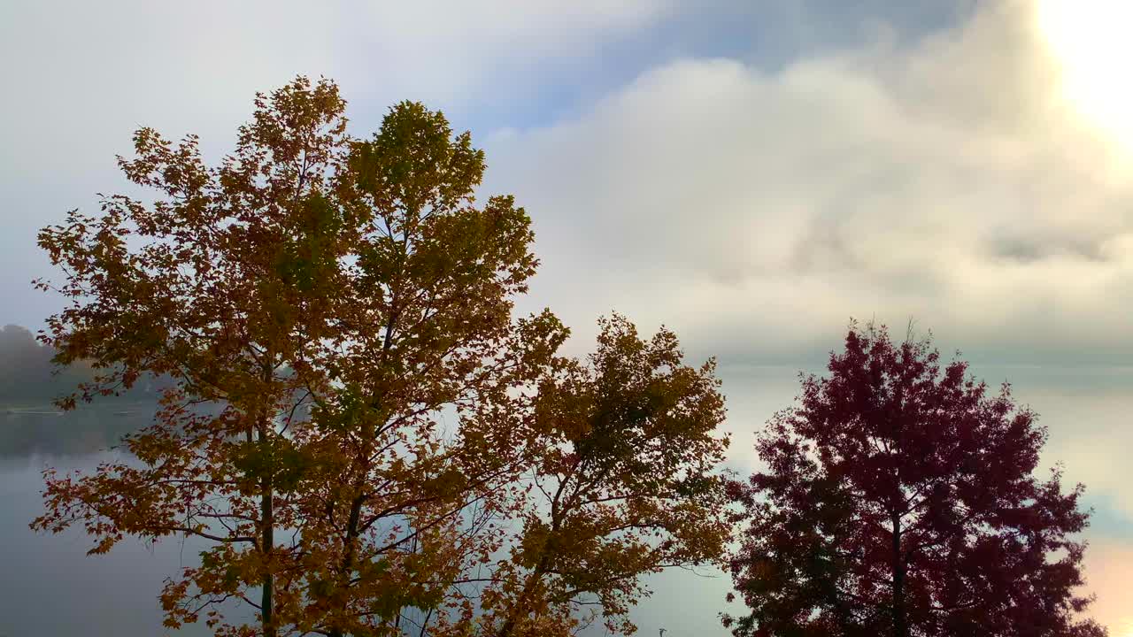高山湖上的浮云与阳光视频素材