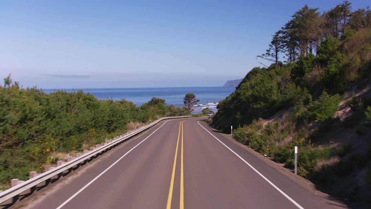 俄勒冈州- 2020左右。沿着俄勒冈海岸稳定的驾驶镜头。使用Cineflex云台和RED 8K相机拍摄。视频下载