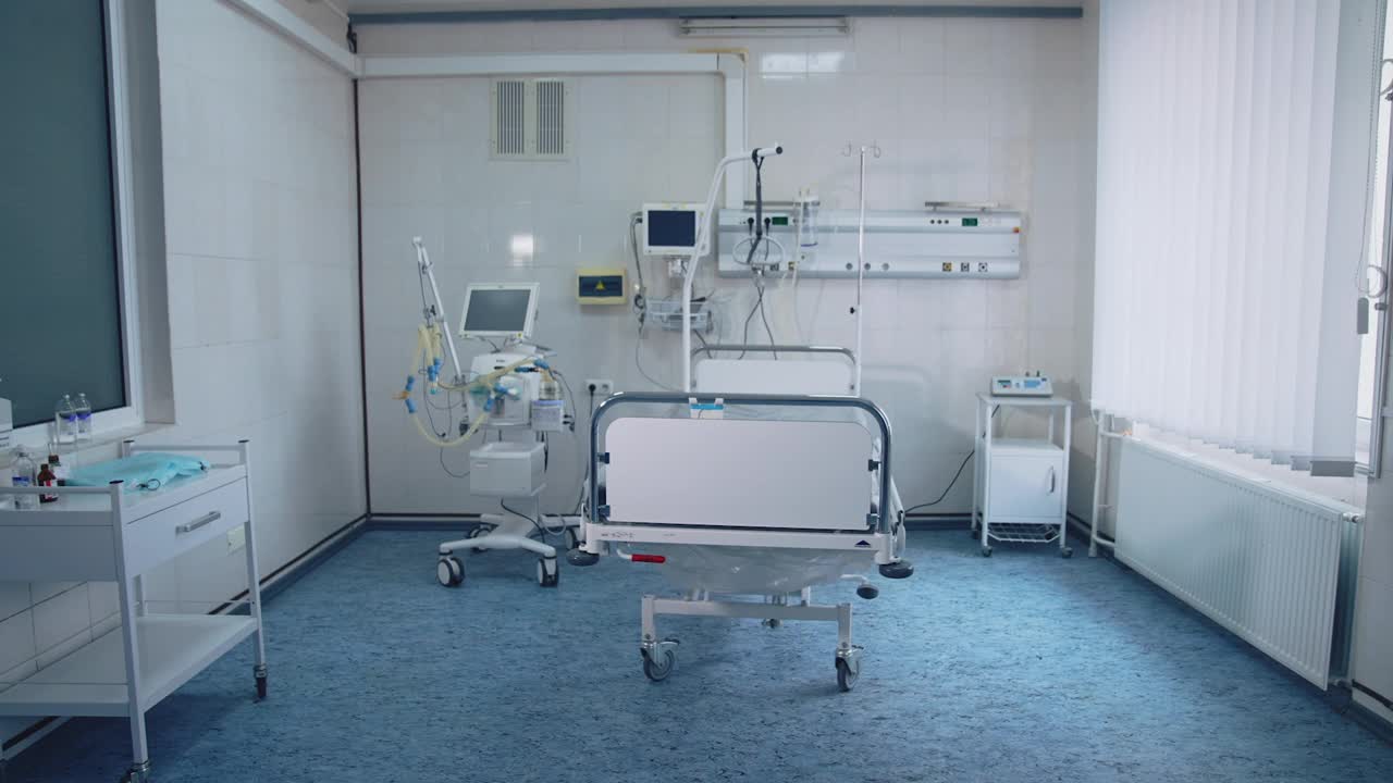空荡荡的重症监护室。在重症监护室有现代化的病房，有床和医疗设备。视频素材