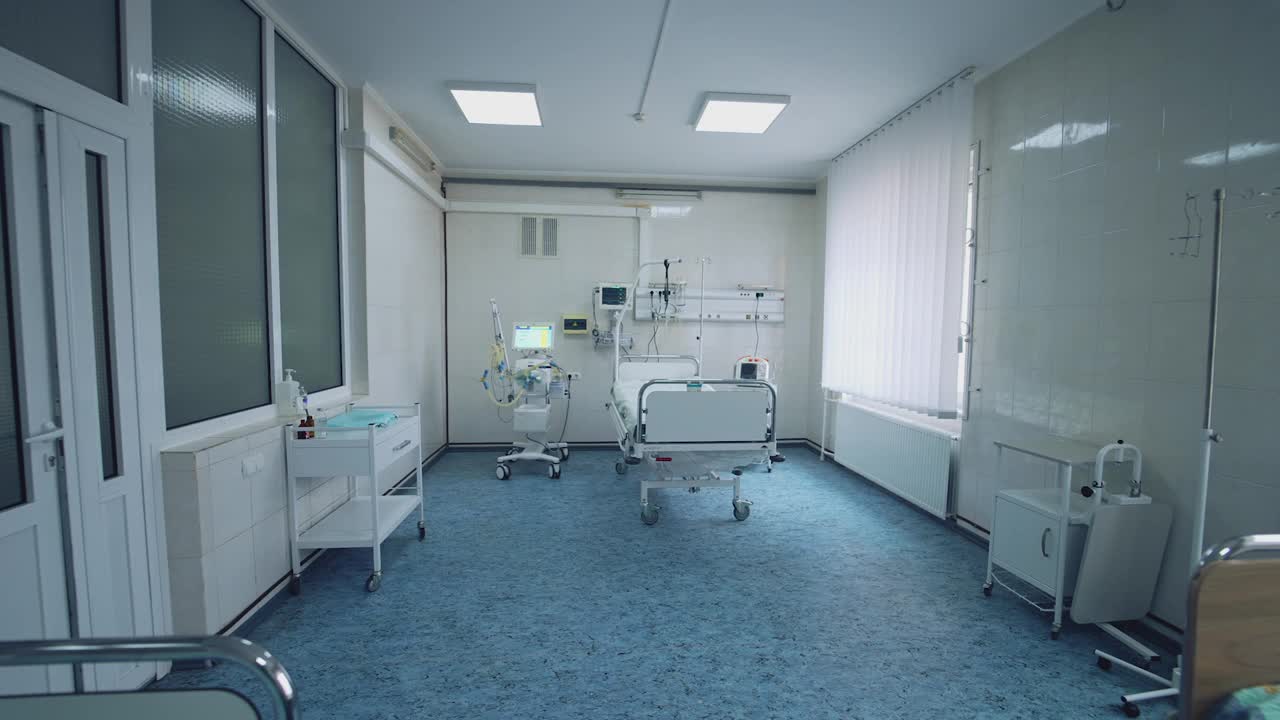门诊现代复活室。空荡荡的无菌病房，配备现代化医疗设备，挽救病人的生命。视频素材