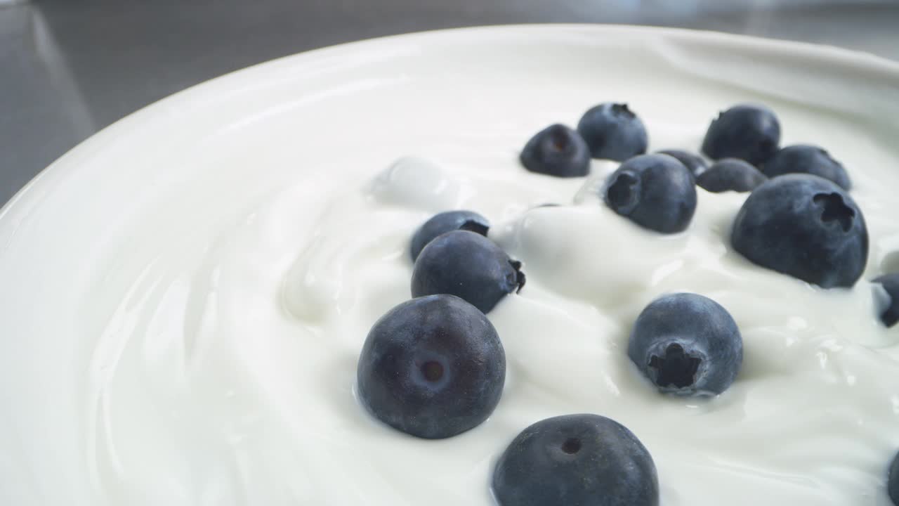 一勺香草酸奶加蓝莓。视频下载