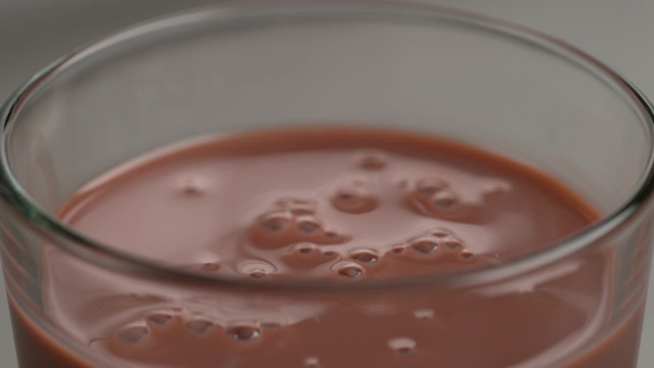 用慢动作倒巧克力蛋白奶昔。视频素材