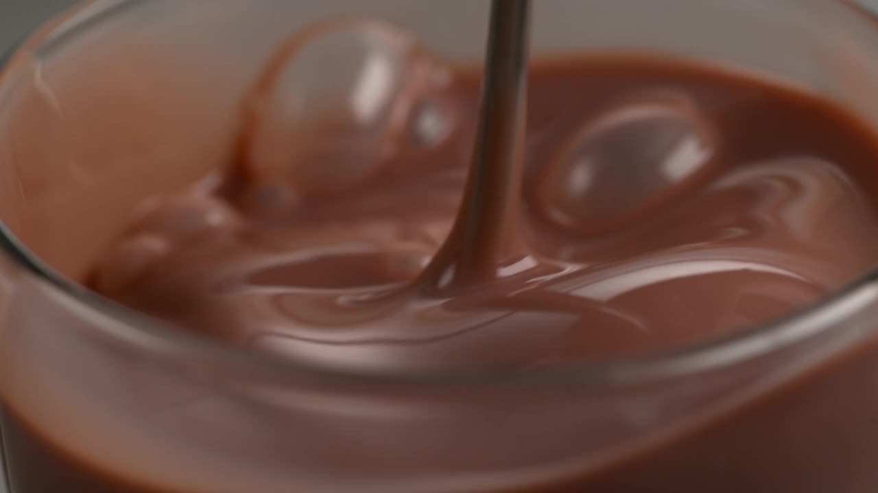 用慢动作倒巧克力蛋白奶昔。视频素材
