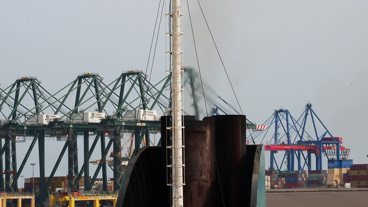 在巴伦西亚港的货运站，一艘大型货船的烟囱里冒出的烟。视频下载