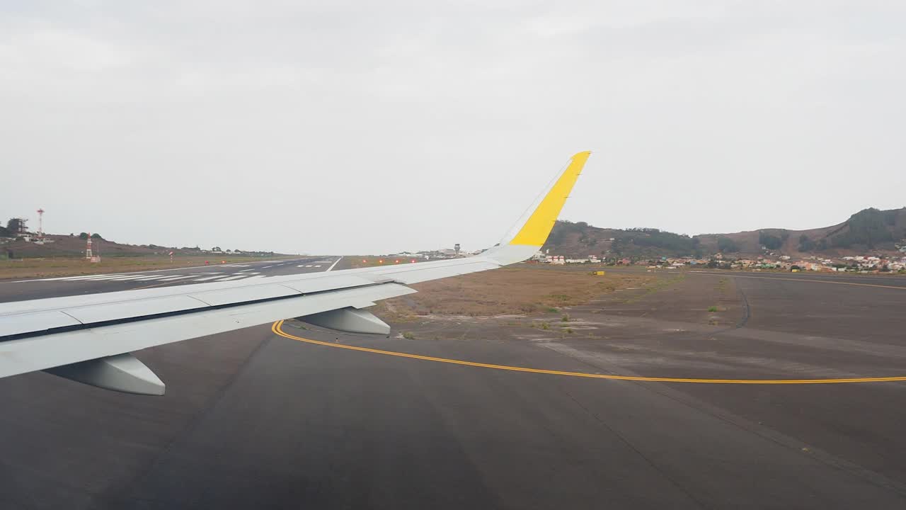在机场，飞机在跑道上滑行并加速起飞。视频素材