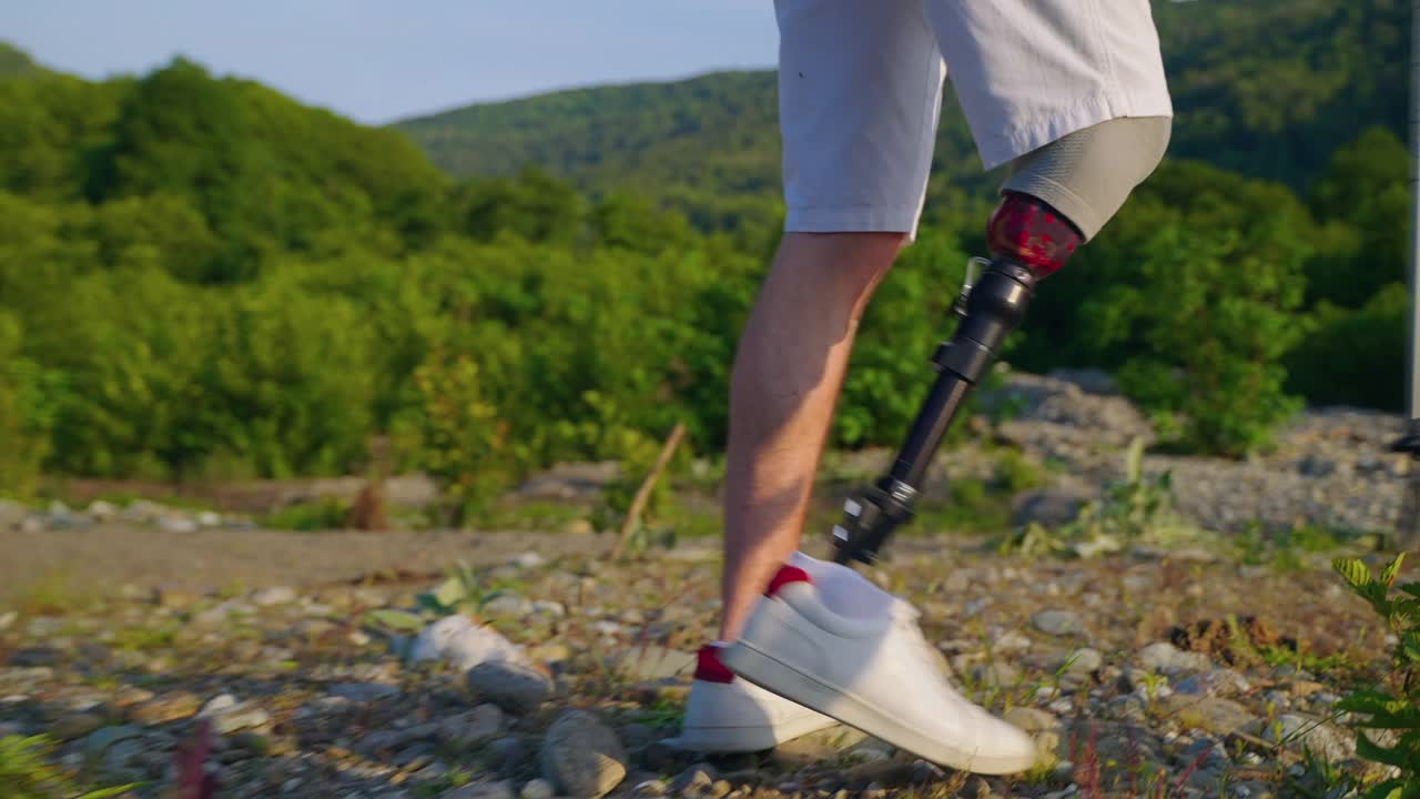 仿生假肢为运动的人，人是徒步旅行和行走在自然，近视频下载