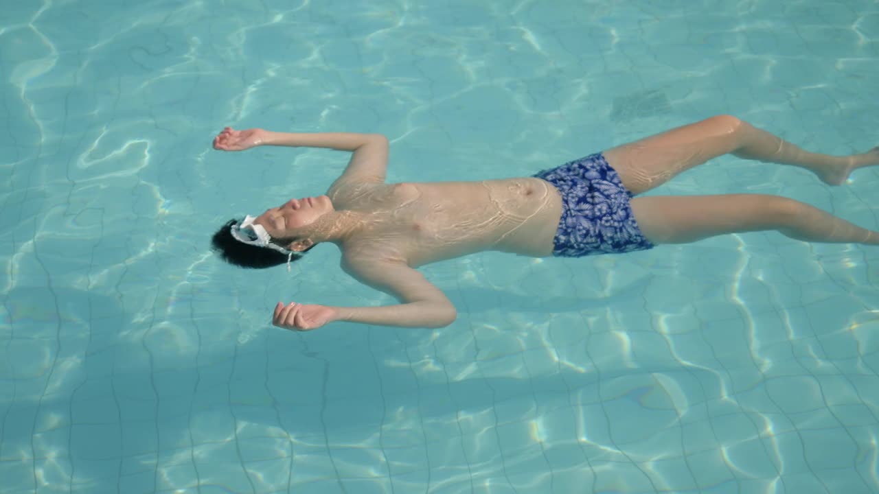 快乐的亚洲男孩回来漂浮在游泳池期间，在酒店或度假胜地的家庭，生活理念。视频下载