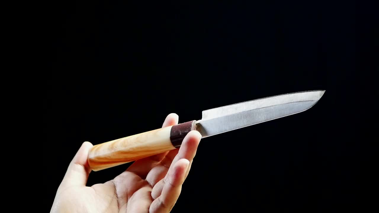 使用前对刀进行消毒喷雾，以保持刀的卫生视频下载
