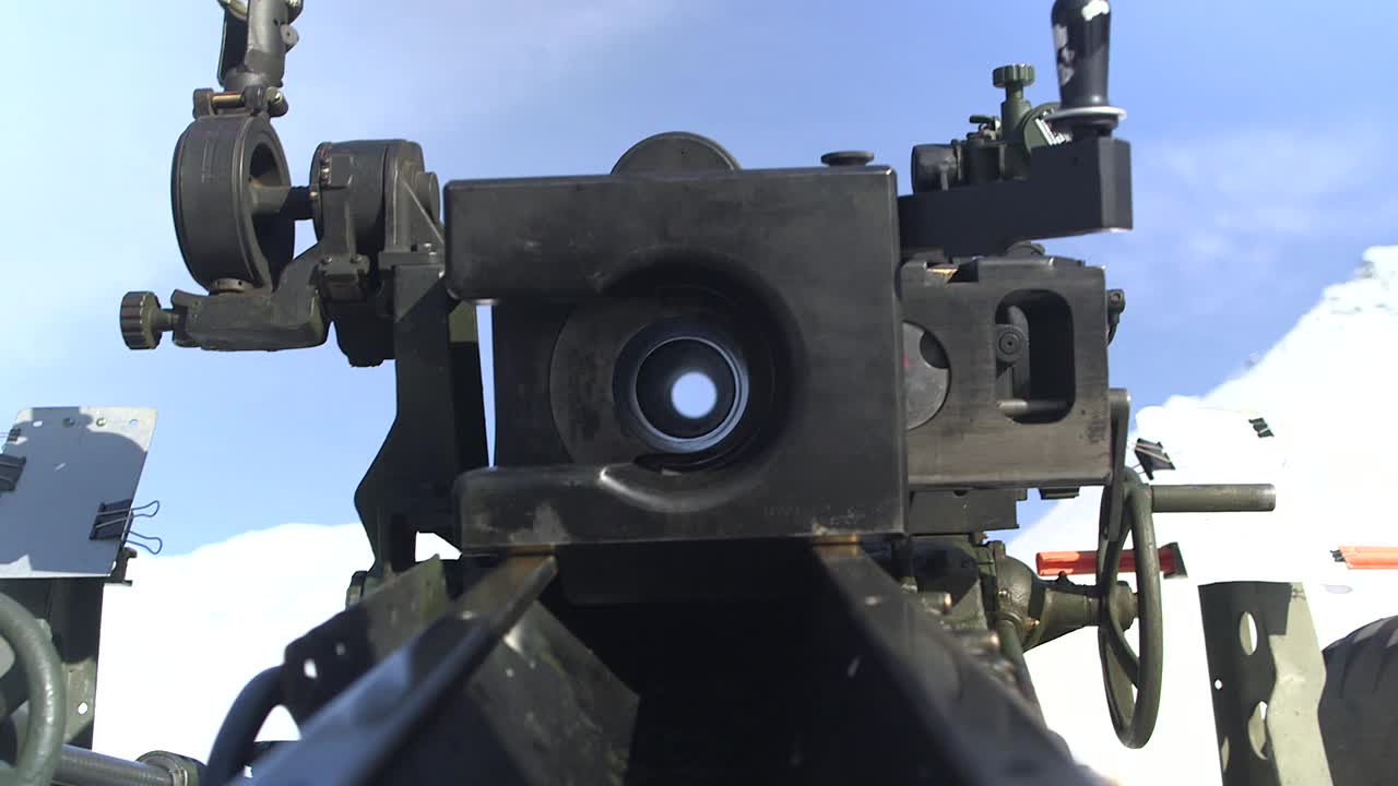阿拉斯加州，俯视榴弹炮管。视频下载