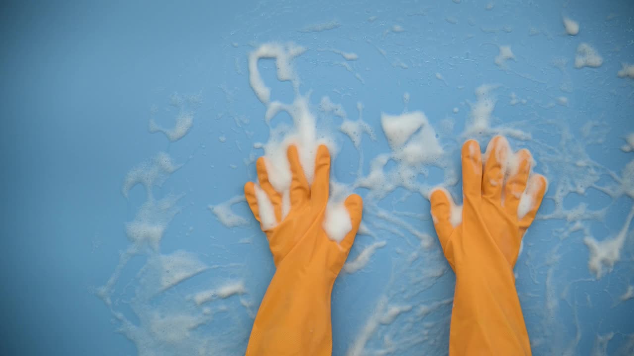 手放在满是泡泡的蓝色墙上视频素材