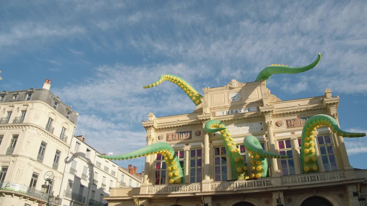 巨大的章鱼腿从剧院大楼里出来。法国贝济耶视频下载
