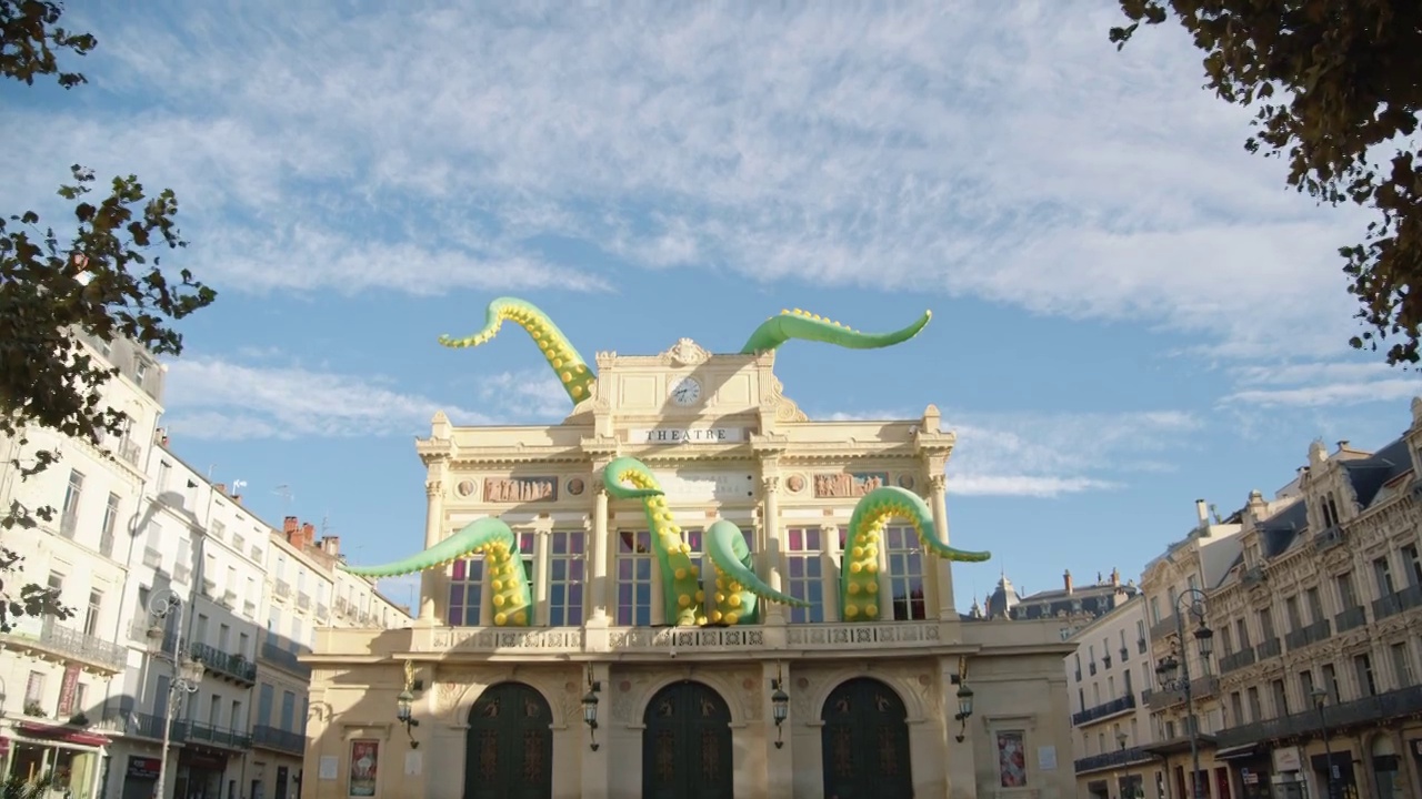 巨大的章鱼腿在一个旧剧院大楼的相机接近dolly拍摄视频下载