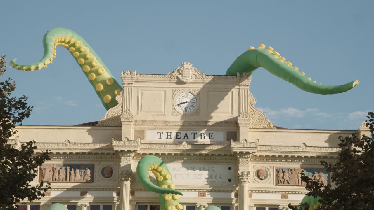 剧院外墙上有趣的章鱼腿。法国贝济耶的艺术表演视频下载