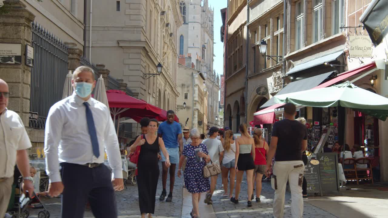 里昂市中心的新常态。由于冠状病毒，法国游客戴着口罩视频素材