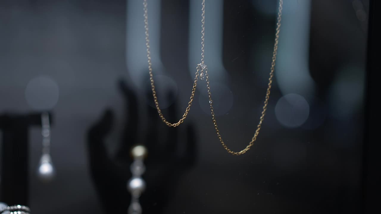黄金链钻石特写。珠宝店室内悬挂着豪华饰品。店里有漂亮的项链。视频下载