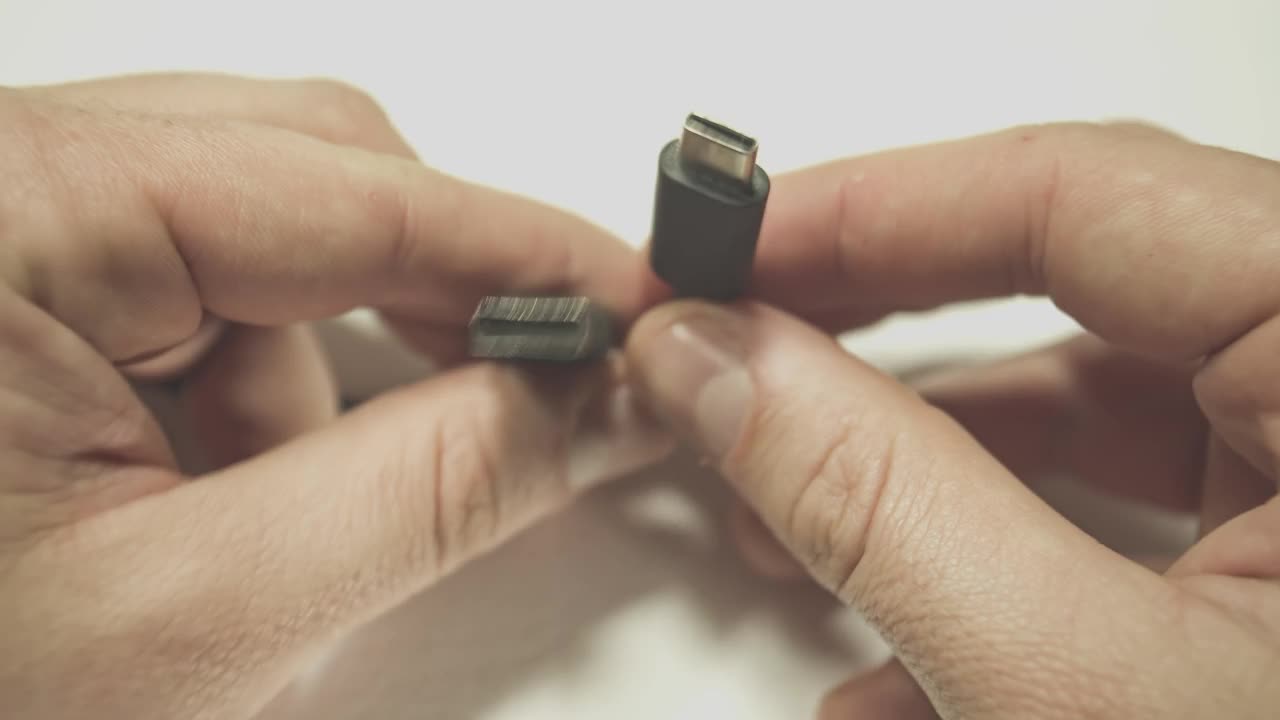 比较USB-A和USB-C连接器系统或连接接口在后台手动隔离视频素材