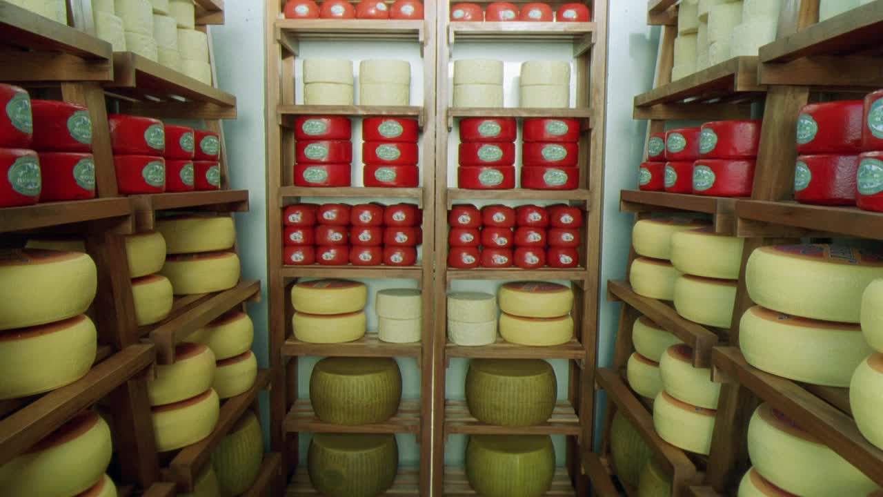 中角奶酪架堆放在货架上。厨房、冰箱。奶酪店或厨房储藏室。视频素材