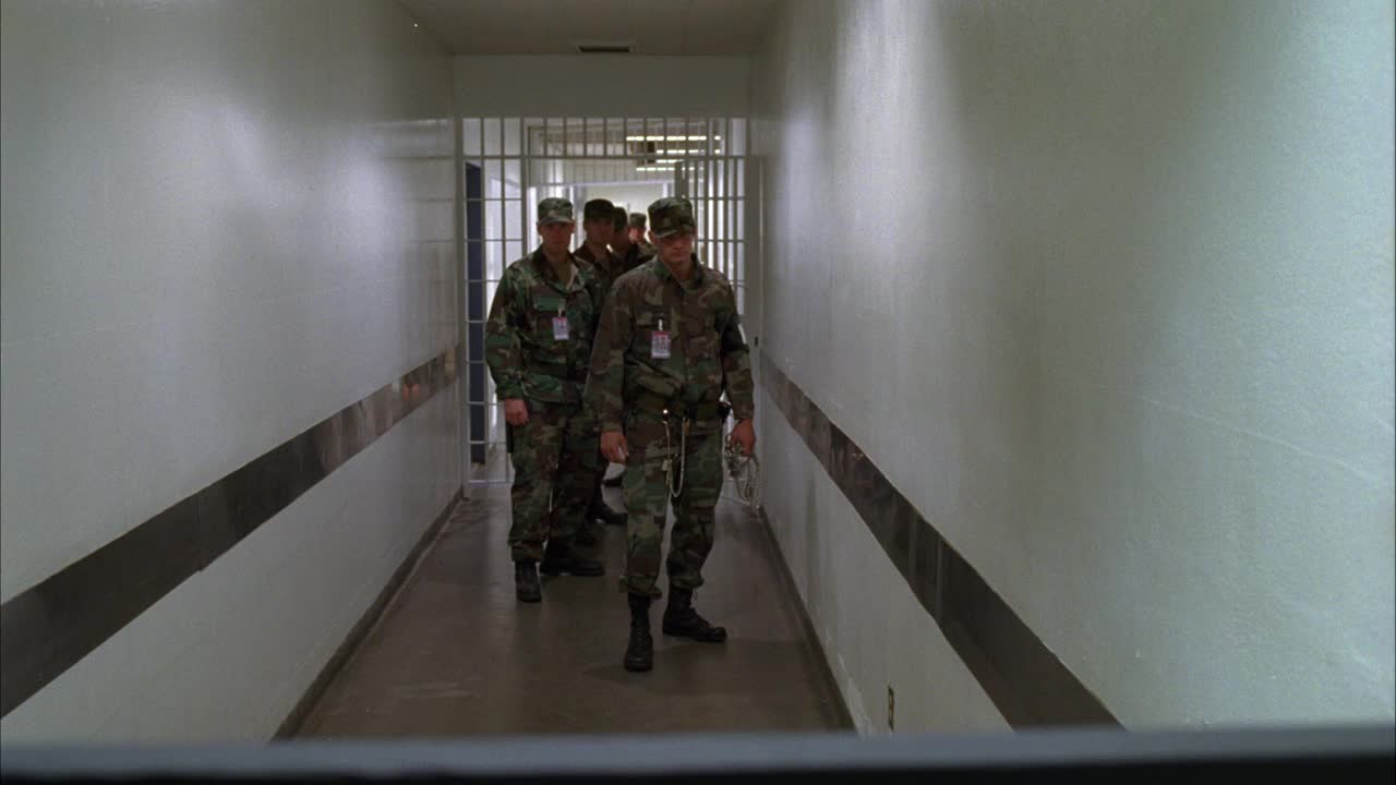 “宪兵”或宪兵冲向监狱中上锁的门的特写镜头。越狱中的军事人员或士兵。视频素材