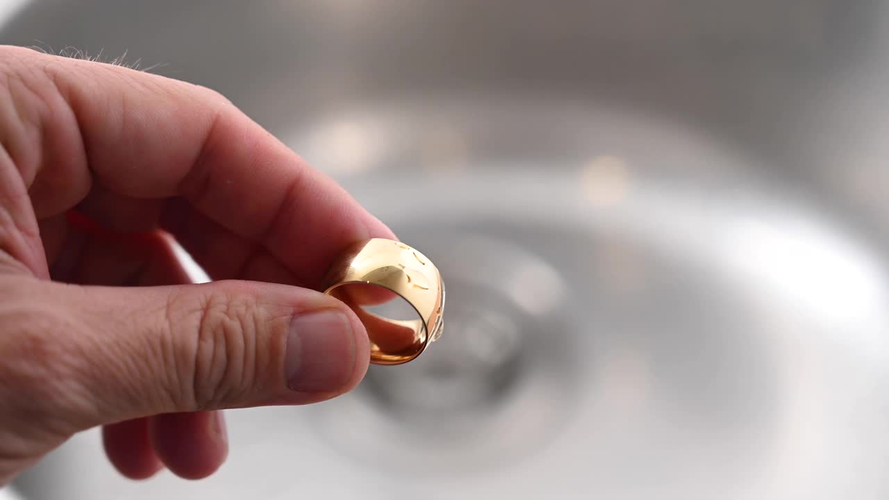 一个人抱着一个结婚戒指靠近一个水池。视频素材
