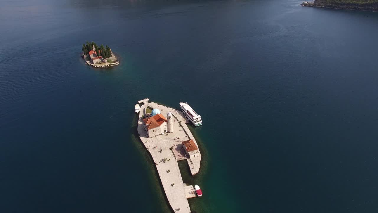 无人机拍摄的戈斯帕岛和圣乔治岛。黑山共和国视频素材