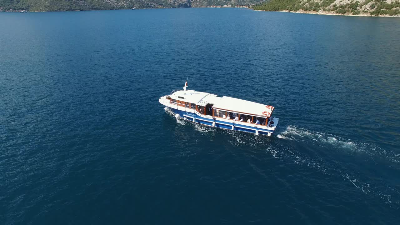 在圣乔治岛的背景下，游船漂浮在科托尔湾上视频下载