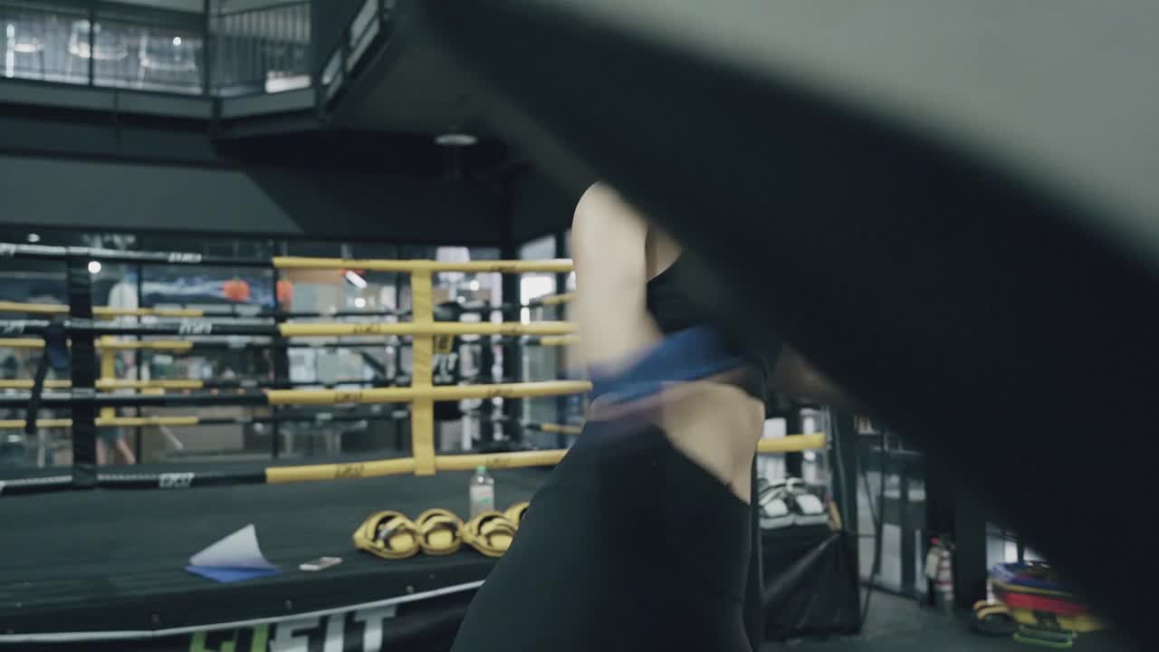 亚洲女子训练拳击在体育馆。视频素材
