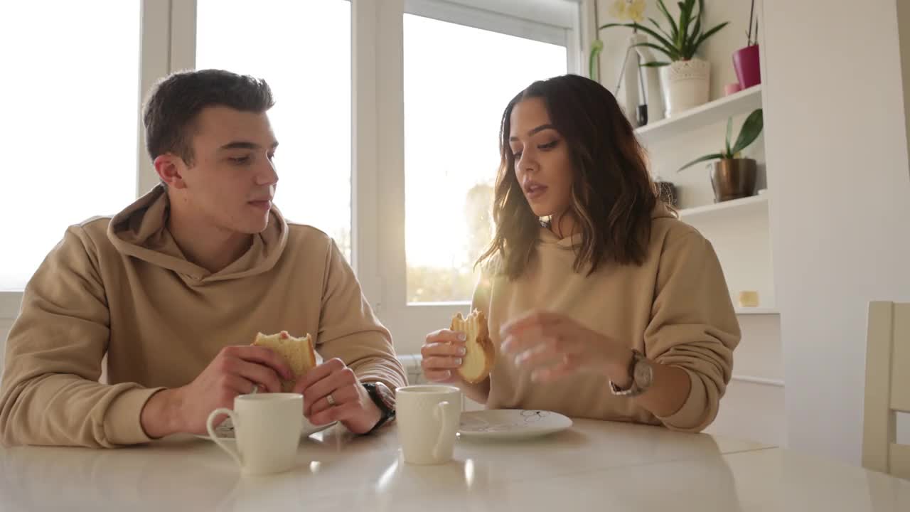 男女朋友一起吃三明治，喝早茶视频下载