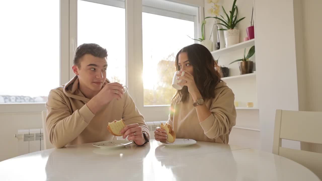 一对夫妇在餐厅吃三明治，喝咖啡视频下载