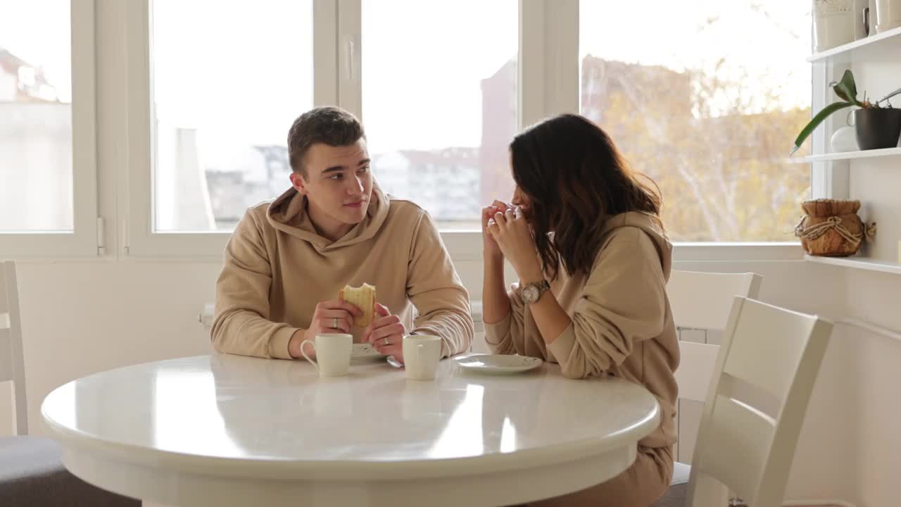 浪漫的情侣在餐厅享受早餐时间视频下载