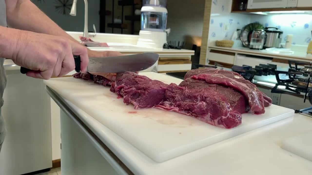 切割和修剪屠宰牛排和汉堡慢镜头野生动物肉加工在冬季狩猎季节骡鹿收获4K视频系列视频素材