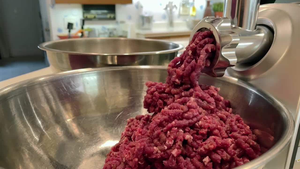 磨肉牛排和汉堡慢动作镜头冬季狩猎季节野味肉类加工骡鹿收获4K视频系列视频下载