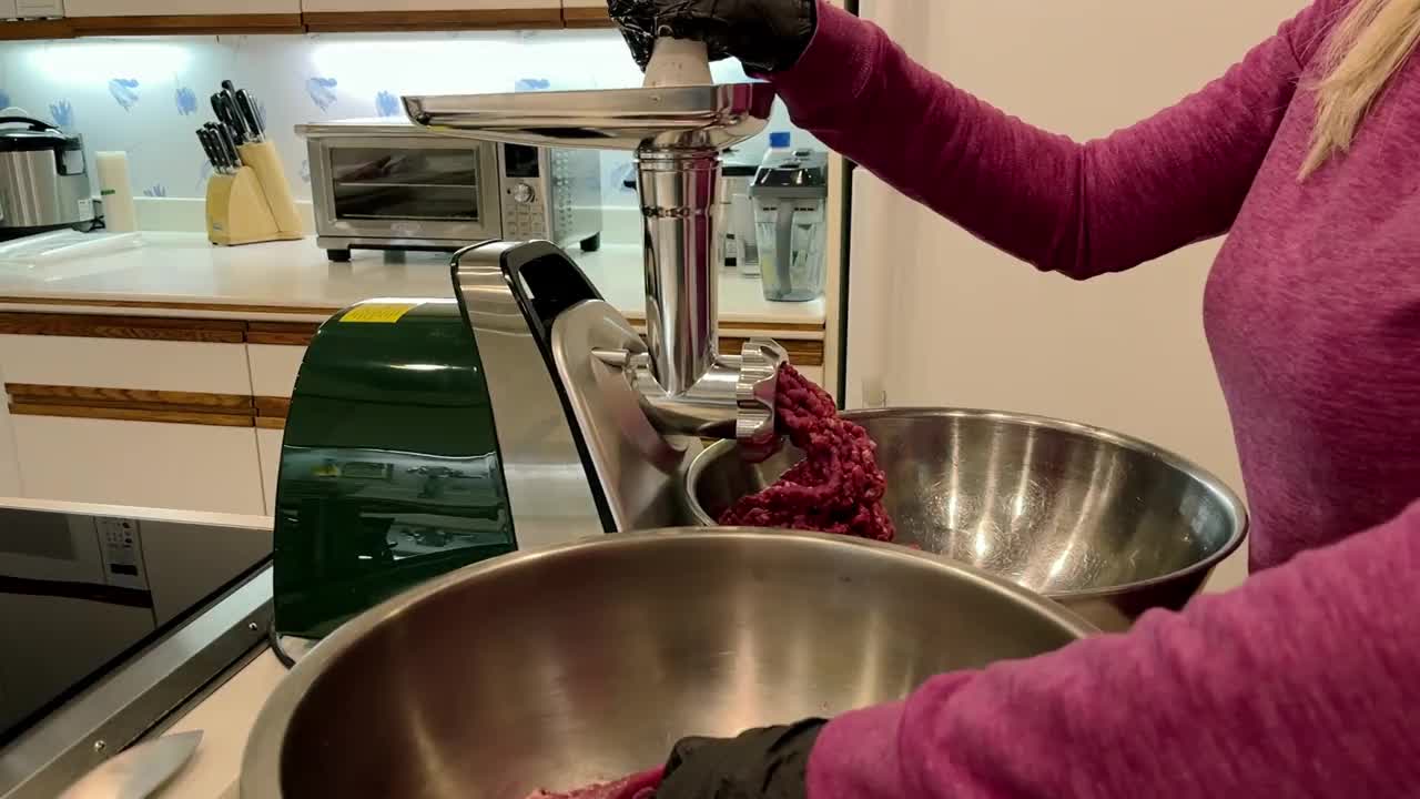 磨肉牛排和汉堡慢动作镜头冬季狩猎季节野味肉类加工骡鹿收获4K视频系列视频素材