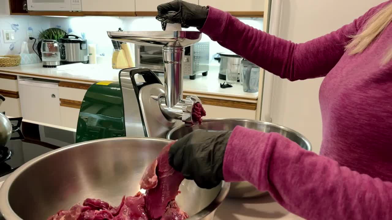 磨肉牛排和汉堡慢动作镜头冬季狩猎季节野味肉类加工骡鹿收获4K视频系列视频素材