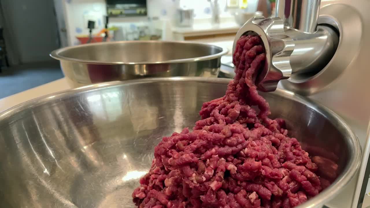 磨肉牛排和汉堡慢动作镜头冬季狩猎季节野味肉类加工骡鹿收获4K视频系列视频下载