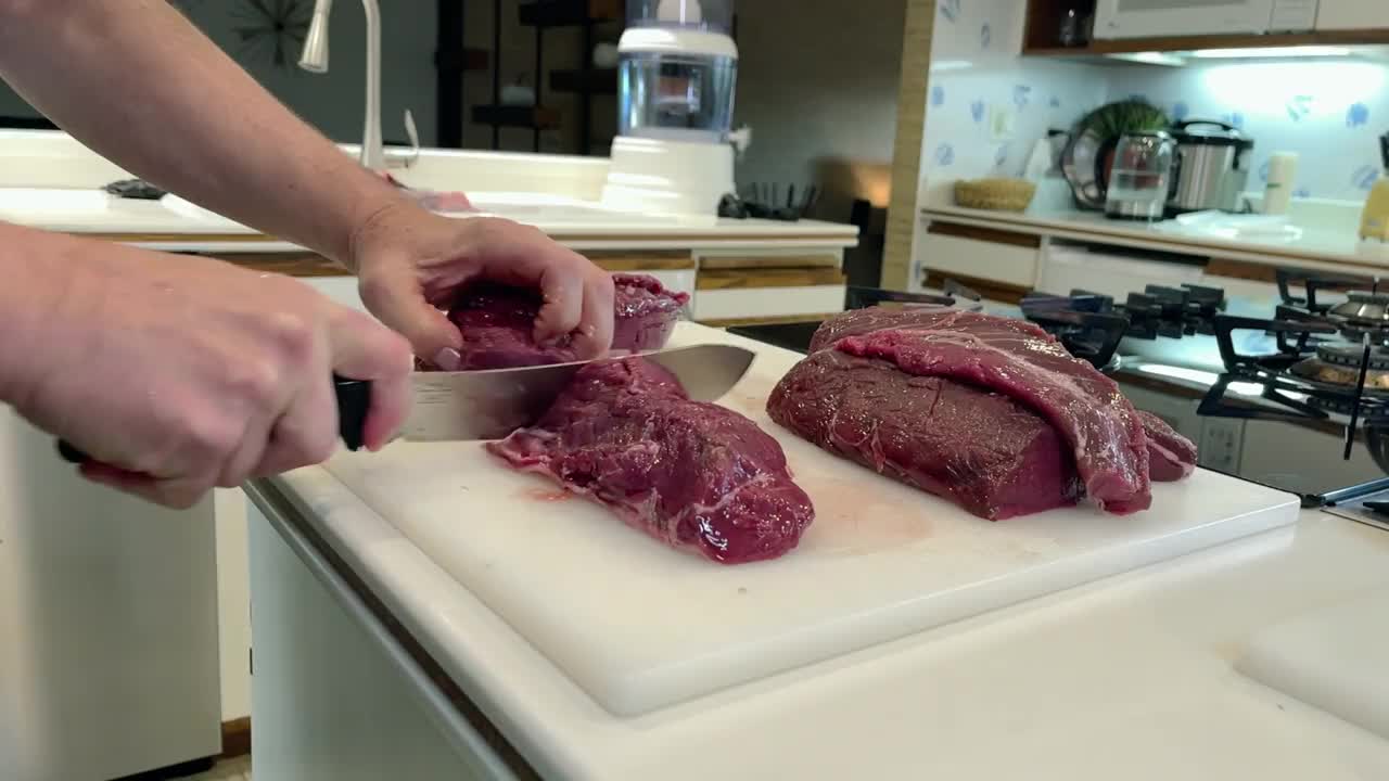 切割和修剪屠宰牛排和汉堡慢镜头野生动物肉加工在冬季狩猎季节骡鹿收获4K视频系列视频下载