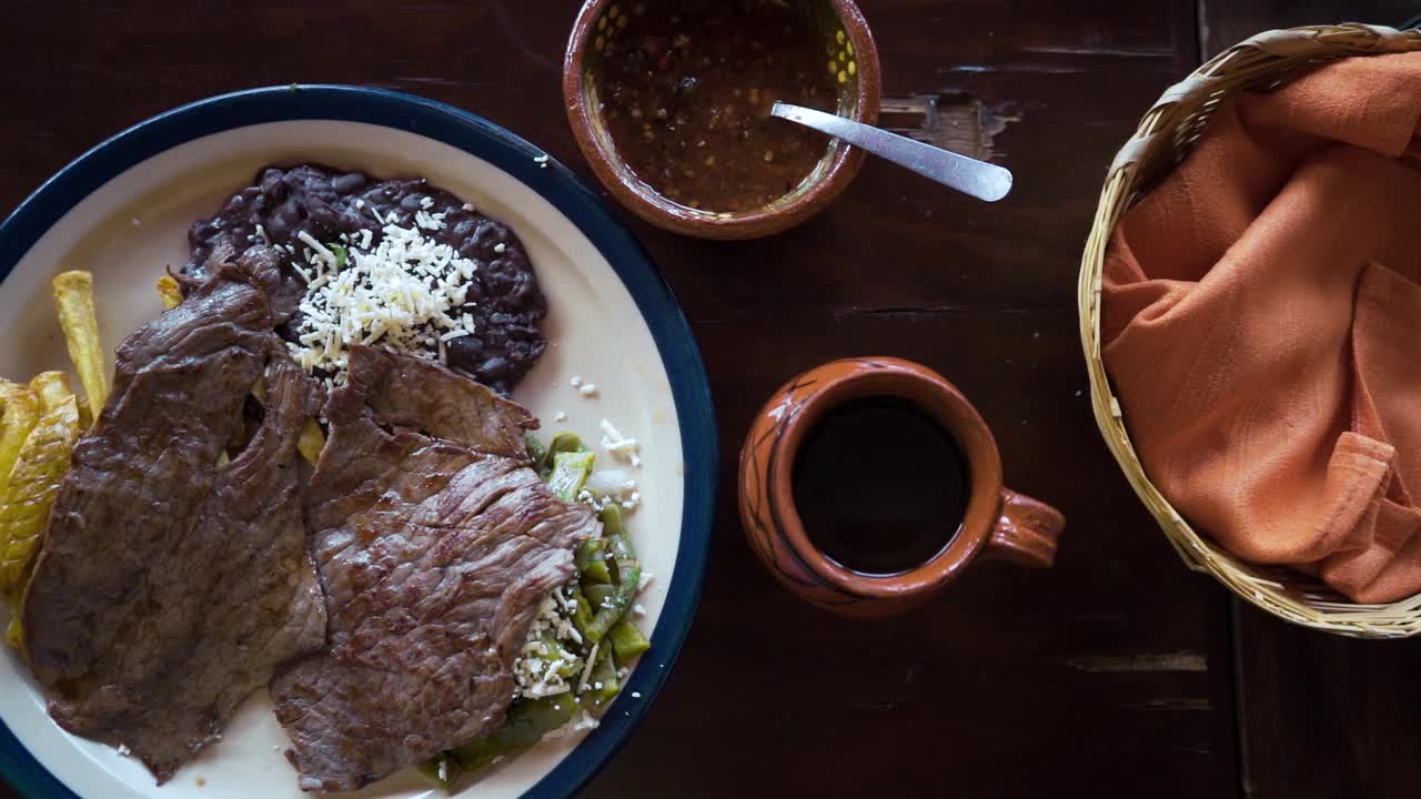 典型的墨西哥早餐的慢动作视频下载