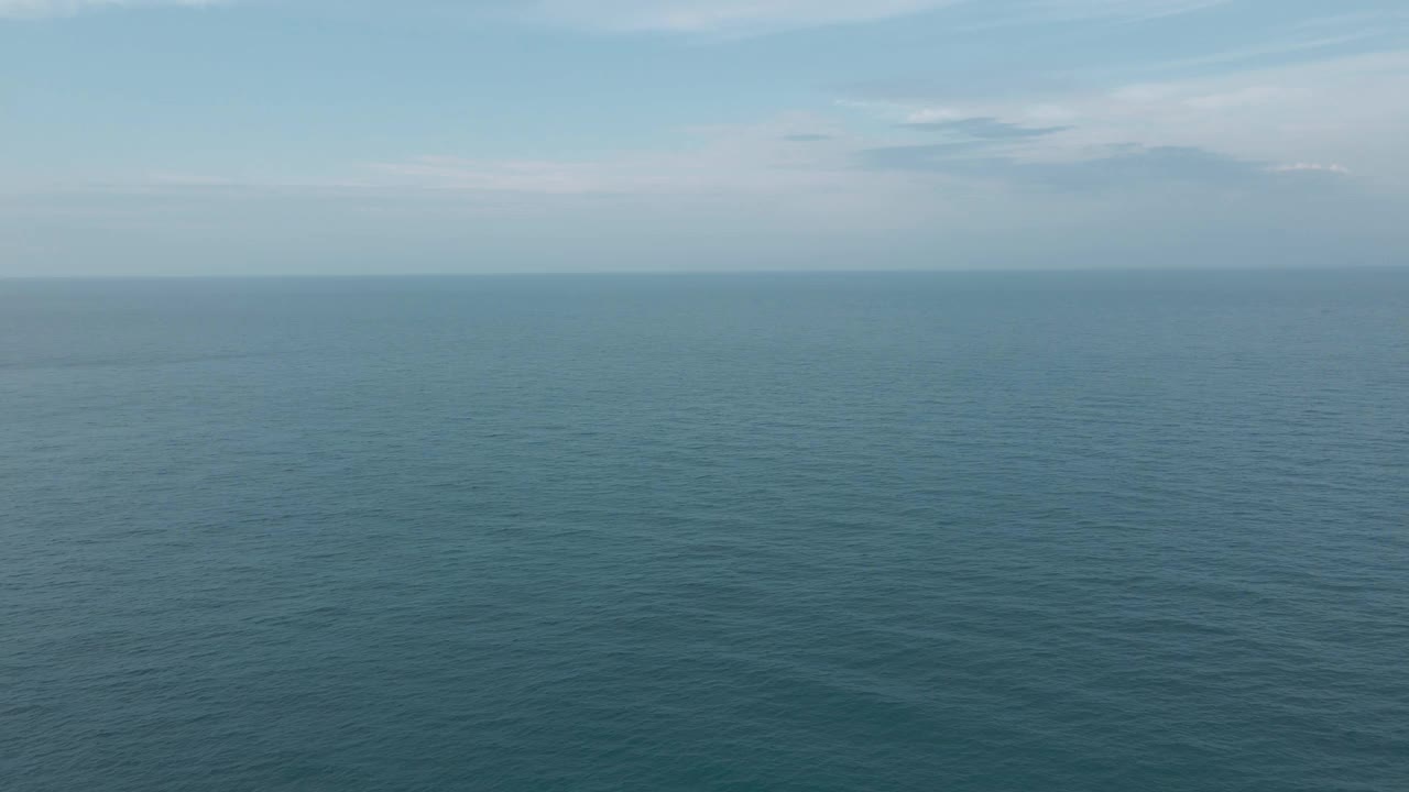 无人机拍摄的积极徒步旅行的人徒步沿着落基山脉靠近蓝色的大海和天空地平线在户外休闲娱乐活动与飞翔的海鸥视频下载