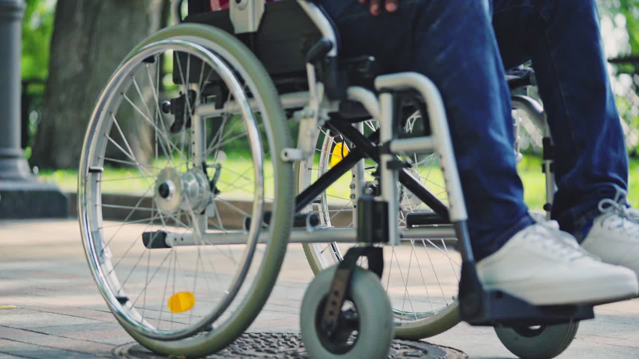 无聊的非裔美国人坐在轮椅上，受伤后康复视频下载