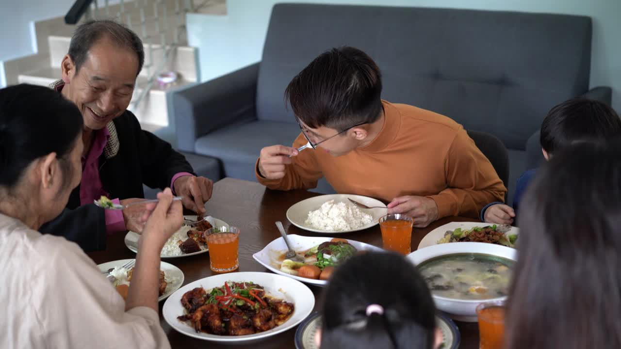 多代亚洲华人家庭在家里吃年夜饭视频素材