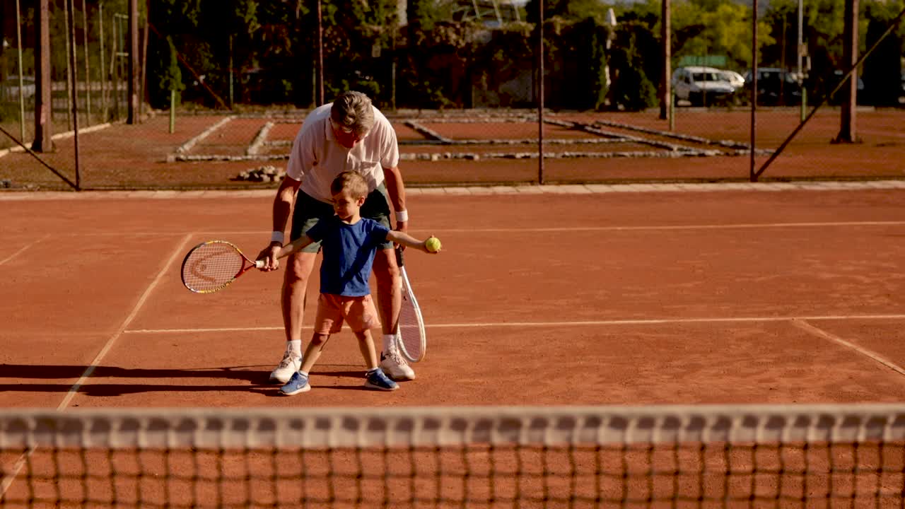 关心爷爷，教孙子打网球视频下载