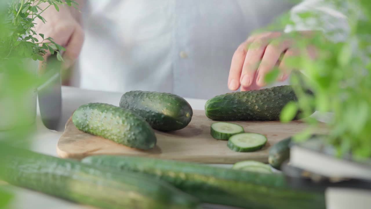 在厨房菜板上切黄瓜的人视频下载