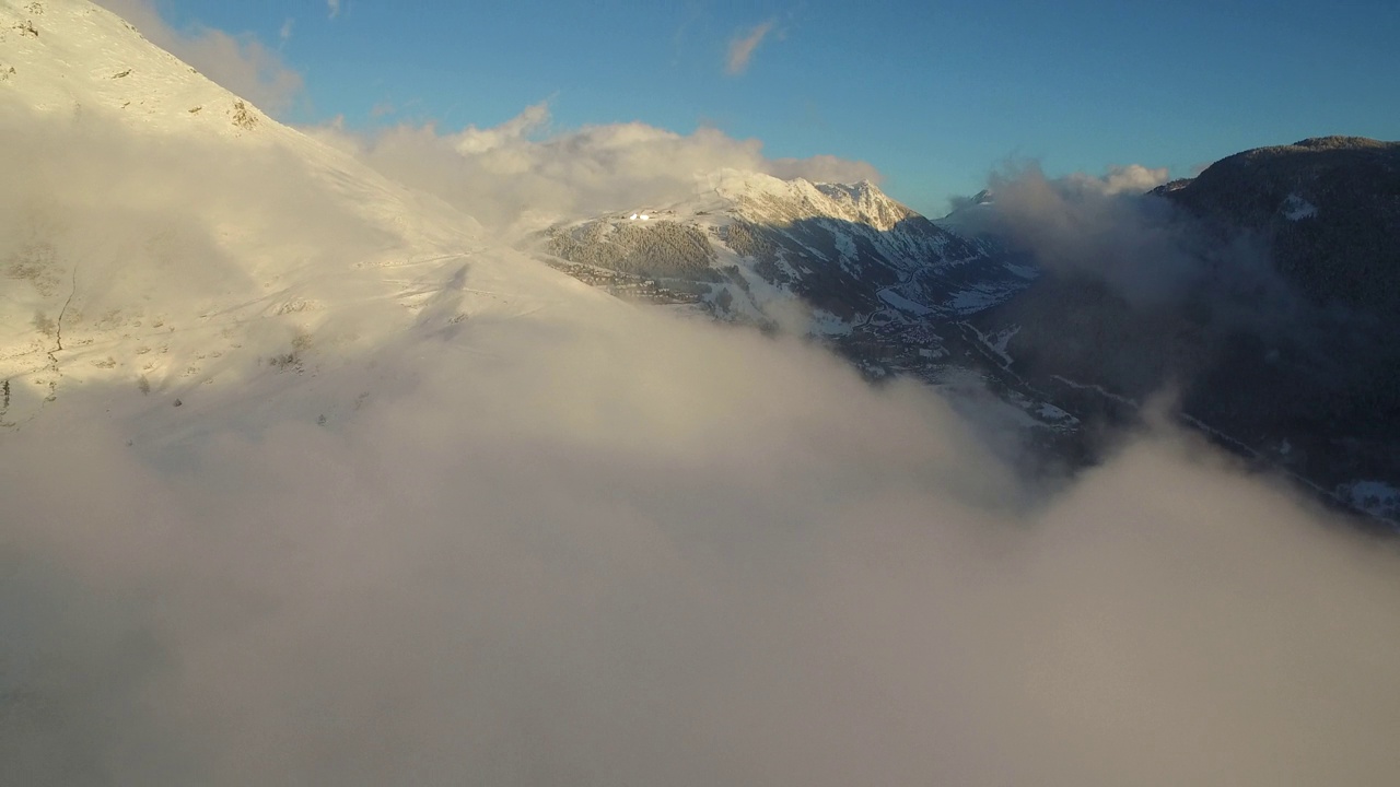日落与雪山和滑雪胜地视频素材