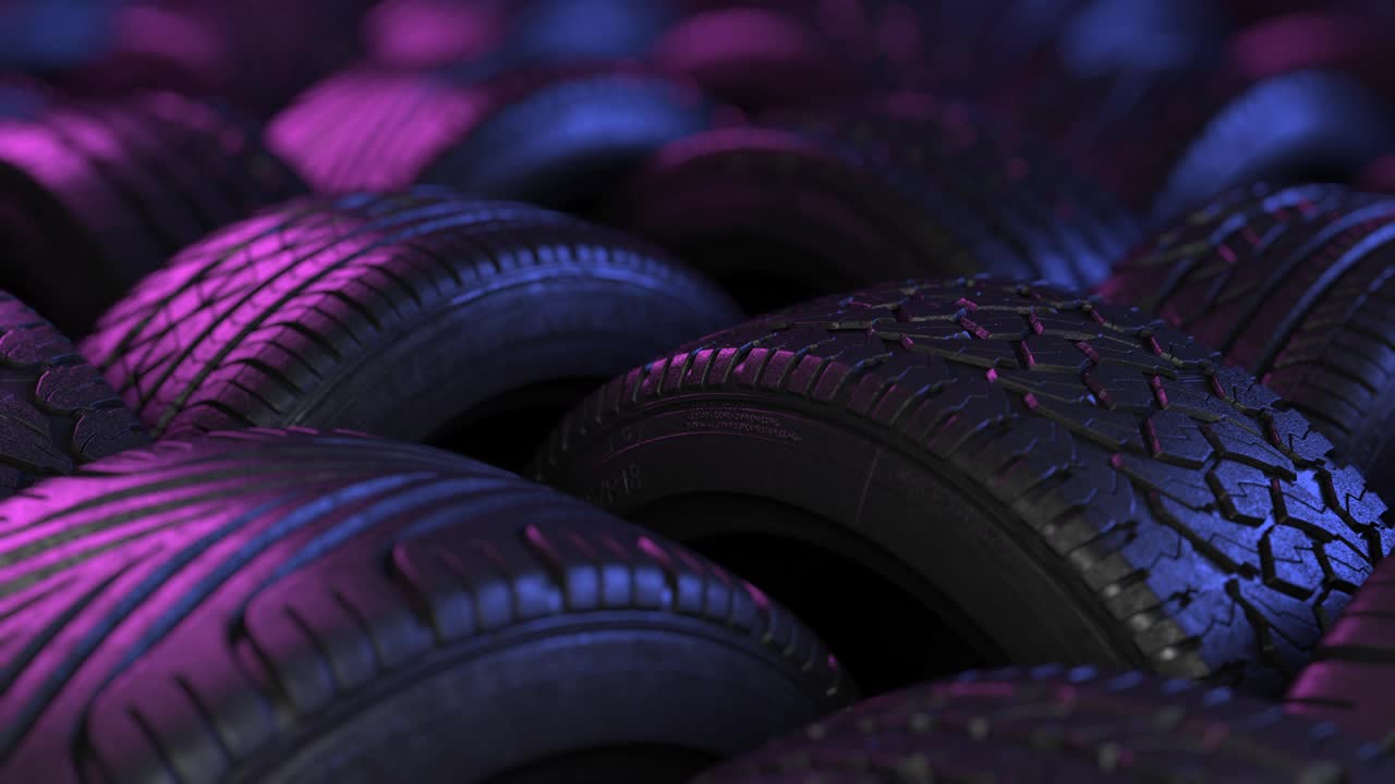 汽车轮胎在优雅的工作室照明。影片在一个以汽车工业为背景的仓库或商店里以一种有趣的方式循环播放。视频素材