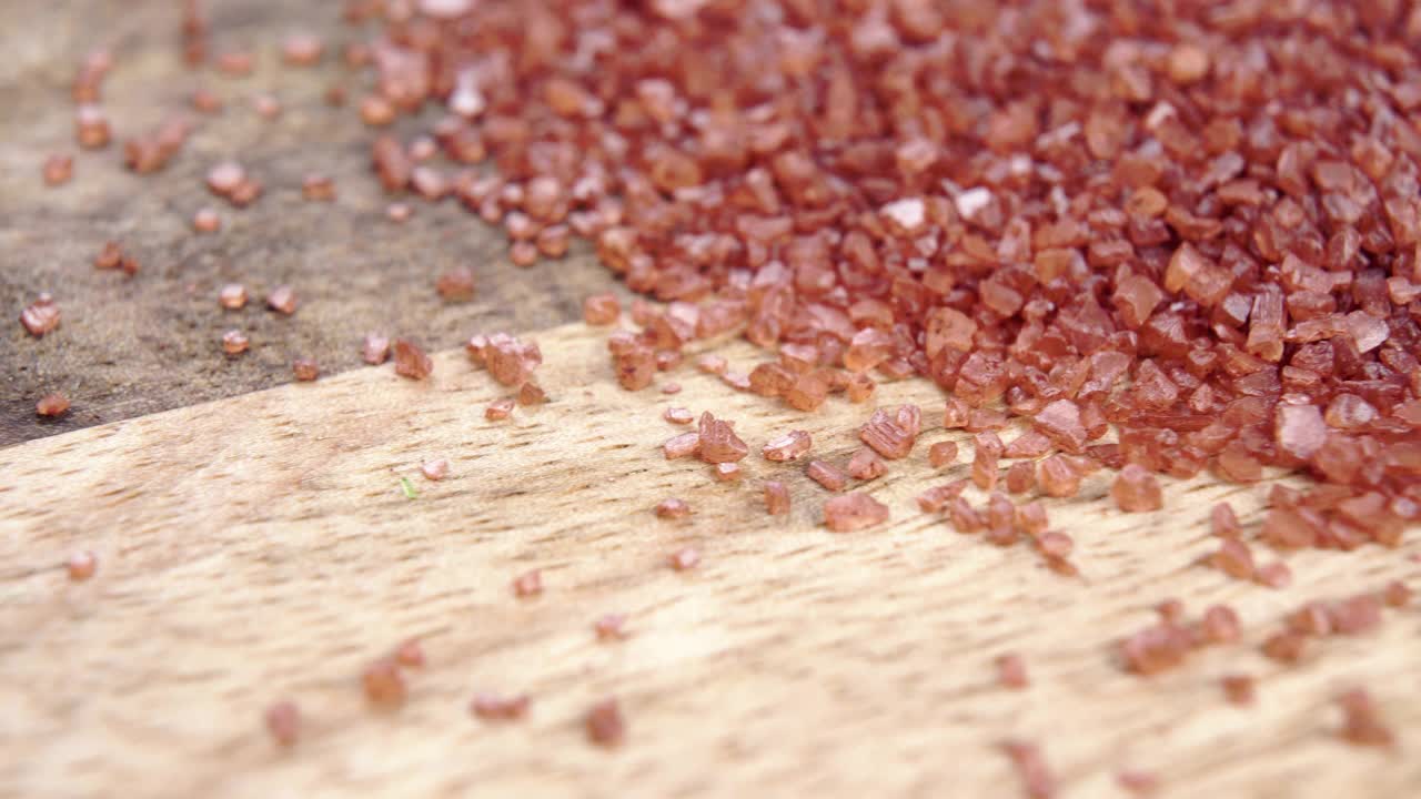 棕色夏威夷美食矿物海盐在木制表面视频素材