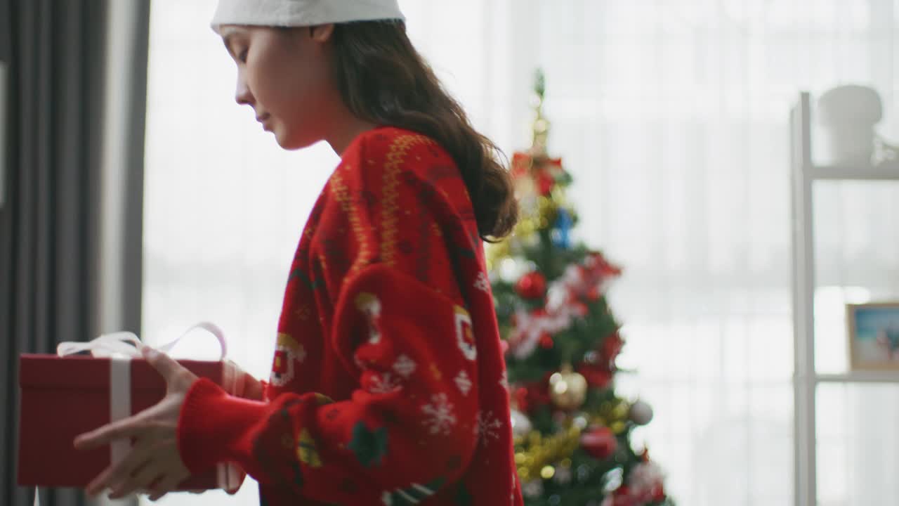一个女人在圣诞节打开礼物盒视频下载