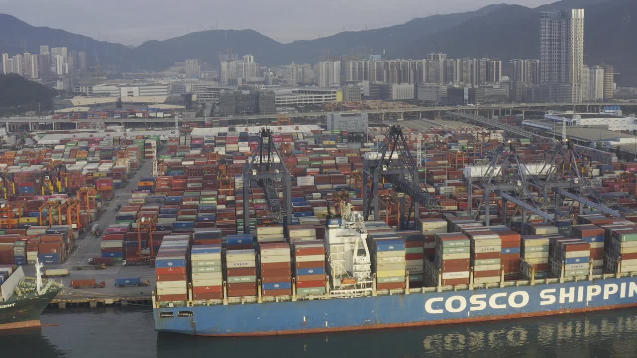 中国深圳盐田港集装箱码头航拍视频素材