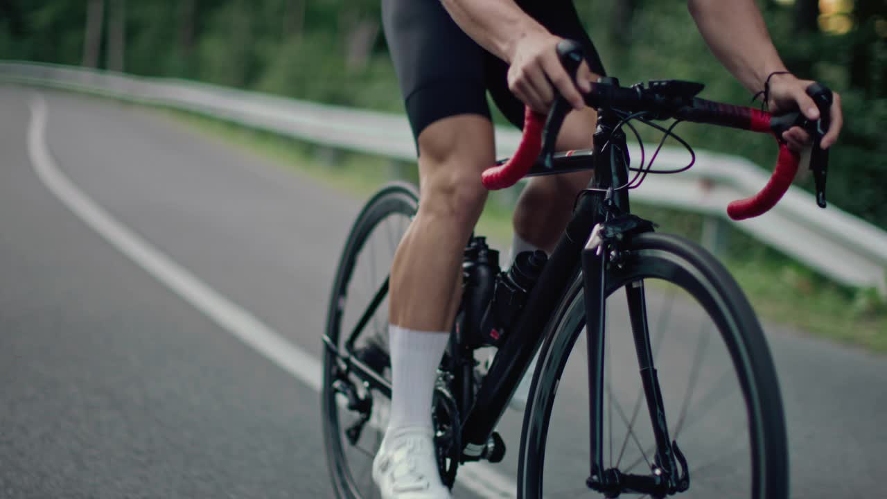 骑自行车上坡的专业道路自行车手视频素材