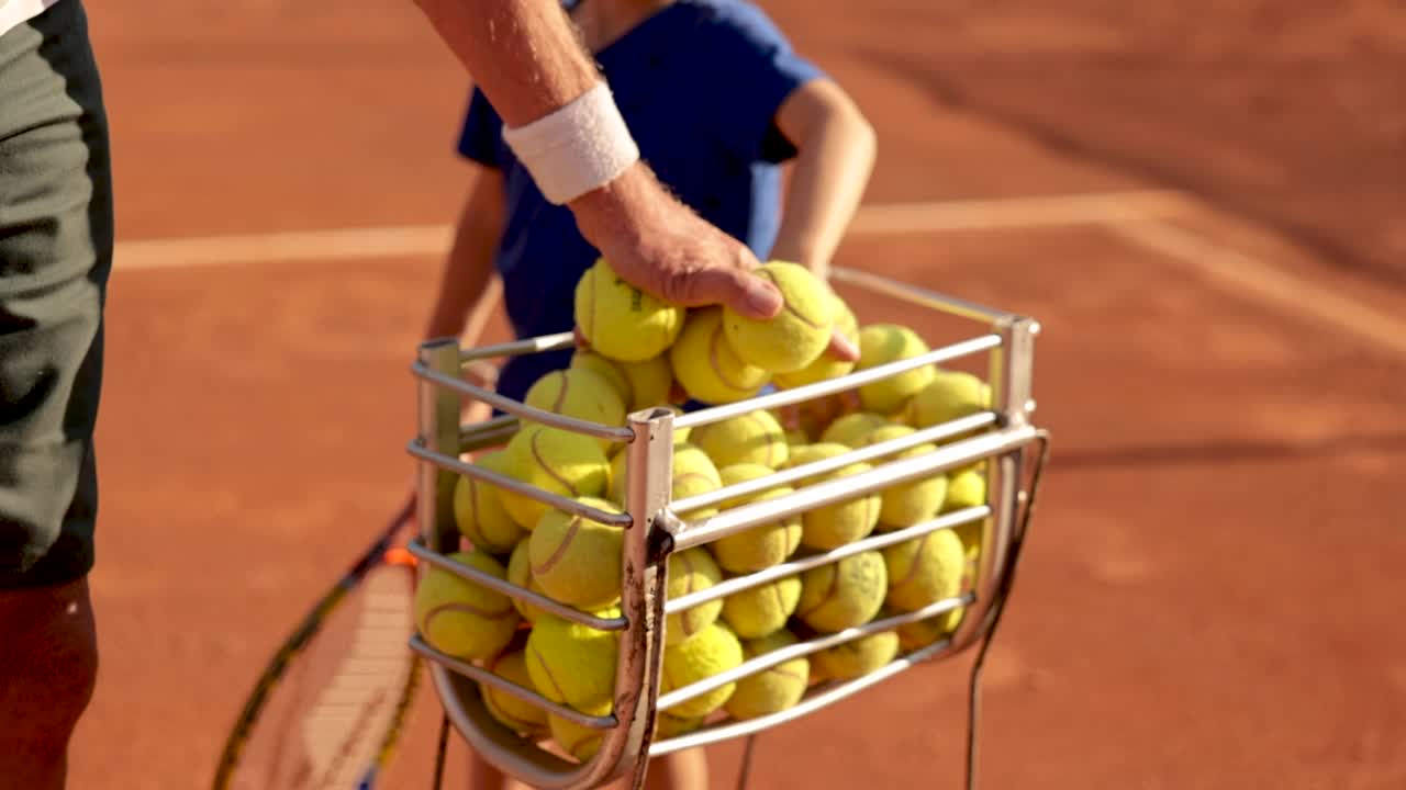网球教练拿着网球的B-roll视频下载