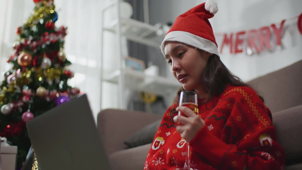 亚洲女人在圣诞节视频聊天视频素材